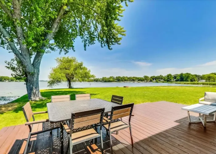 Month To Month And Seasonal Luxury Lakefront 5 Bed 5 5 Bath Estate Holiday home