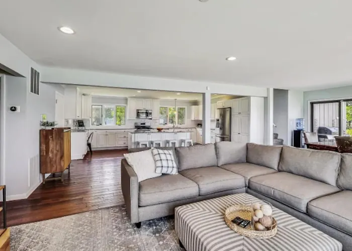 Holiday home Month To Month And Seasonal Luxury Lakefront 5 Bed 5 5 Bath Estate