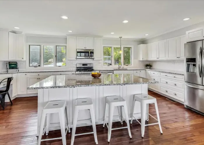 Holiday home Month To Month And Seasonal Luxury Lakefront 5 Bed 5 5 Bath Estate