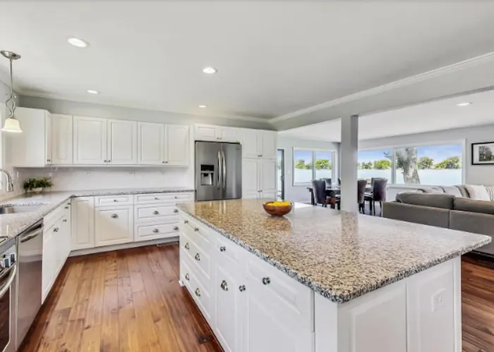 Holiday home Month To Month And Seasonal Luxury Lakefront 5 Bed 5 5 Bath Estate