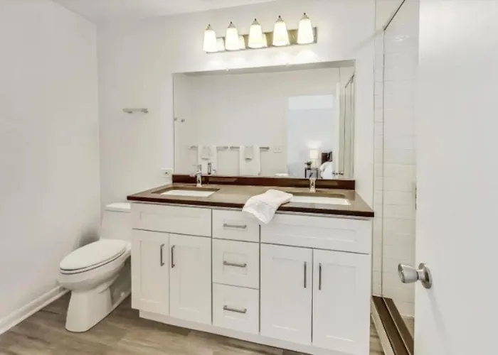 Holiday home Month To Month And Seasonal Luxury Lakefront 5 Bed 5 5 Bath Estate