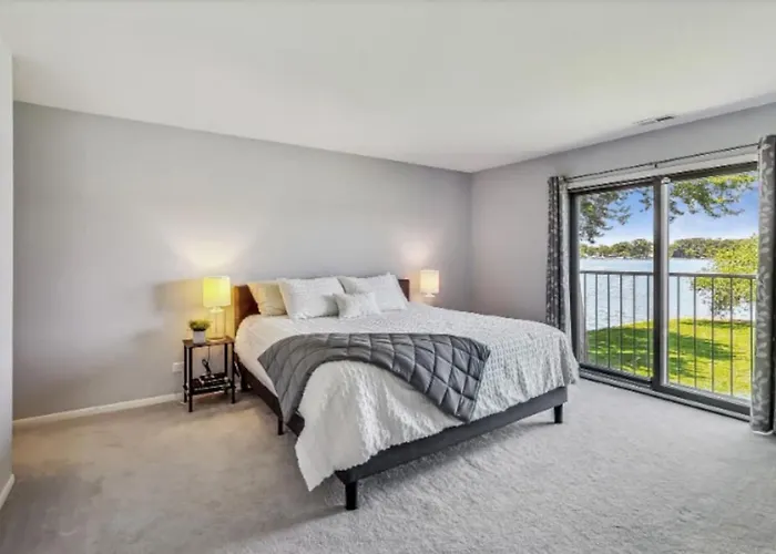 Month To Month And Seasonal Luxury Lakefront 5 Bed 5 5 Bath Estate