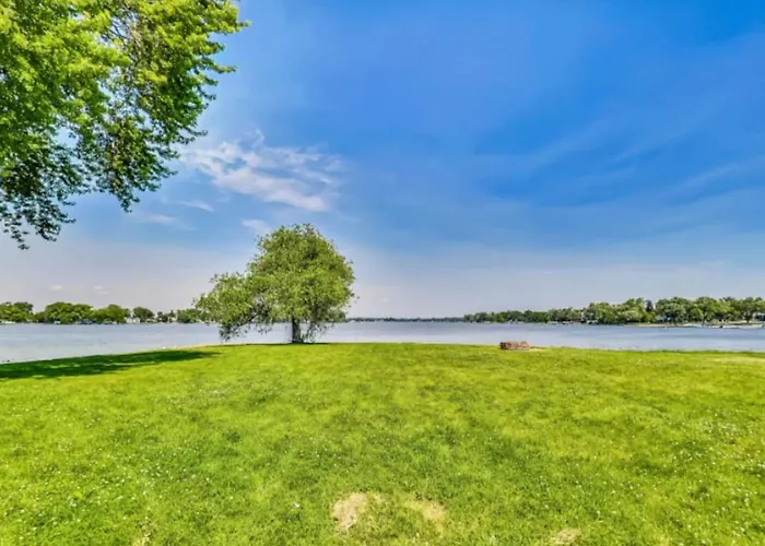 Month To Month And Seasonal Luxury Lakefront 5 Bed 5 5 Bath Estate Holiday home